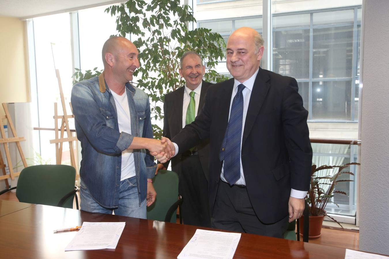 Sniace se &quot;reinventa&quot; con la firma de un acuerdo laboral que permitirá abrir la fábrica en dos meses