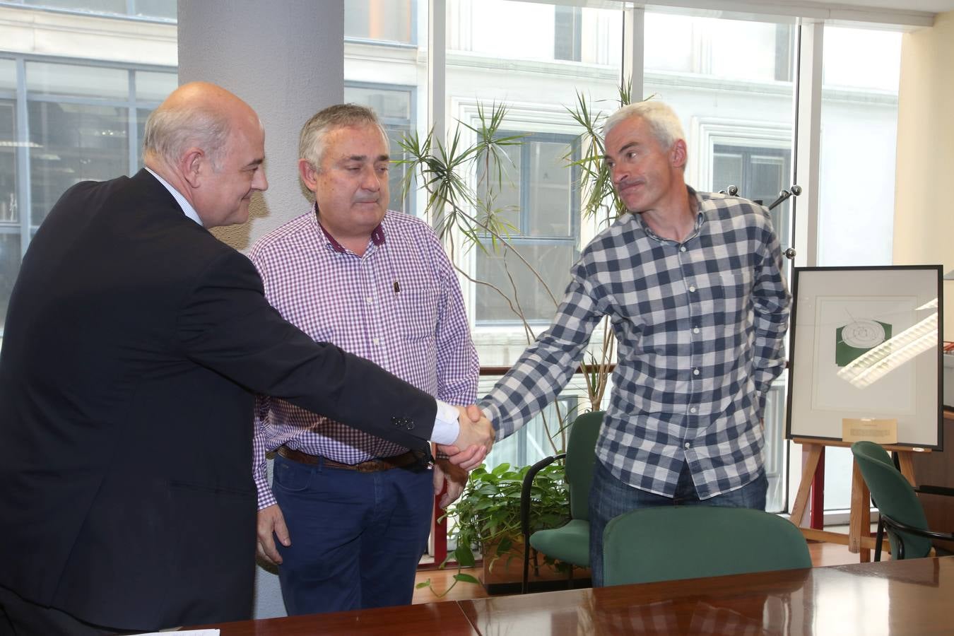 Sniace se &quot;reinventa&quot; con la firma de un acuerdo laboral que permitirá abrir la fábrica en dos meses