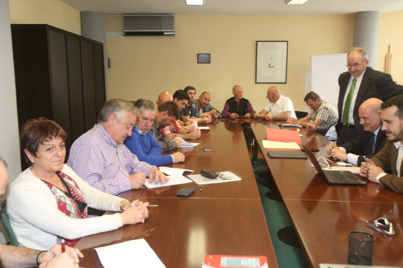 Sniace se &quot;reinventa&quot; con la firma de un acuerdo laboral que permitirá abrir la fábrica en dos meses