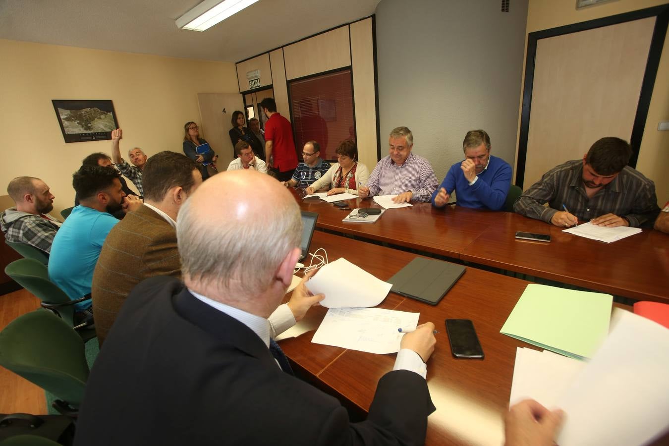 Sniace se &quot;reinventa&quot; con la firma de un acuerdo laboral que permitirá abrir la fábrica en dos meses