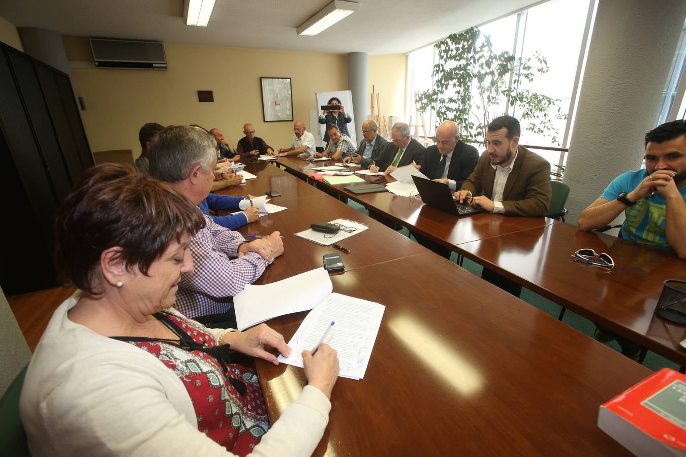 Sniace se &quot;reinventa&quot; con la firma de un acuerdo laboral que permitirá abrir la fábrica en dos meses