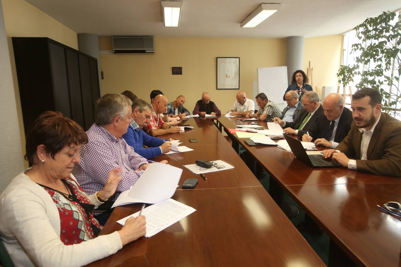 Sniace se &quot;reinventa&quot; con la firma de un acuerdo laboral que permitirá abrir la fábrica en dos meses