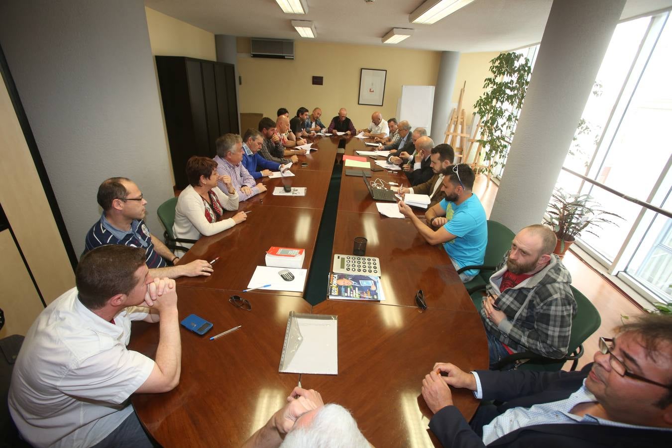 Sniace se &quot;reinventa&quot; con la firma de un acuerdo laboral que permitirá abrir la fábrica en dos meses