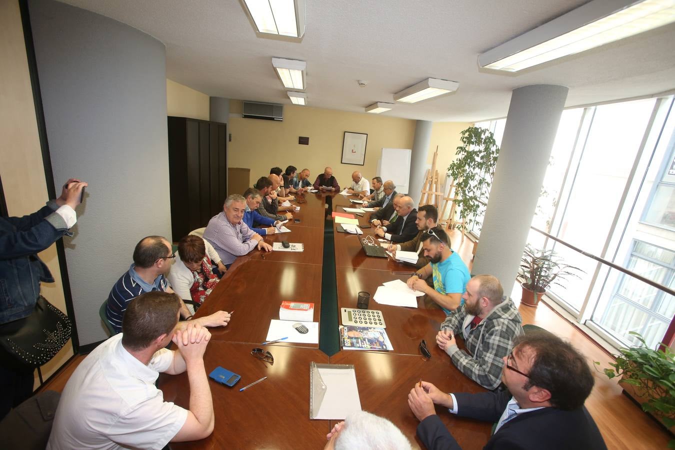 Sniace se &quot;reinventa&quot; con la firma de un acuerdo laboral que permitirá abrir la fábrica en dos meses