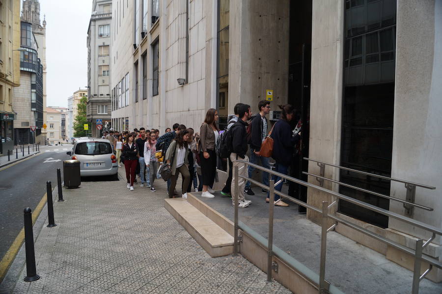Más de 50 estudiantes secundaron el encierro nocturno en el Paraninfo de la UC
