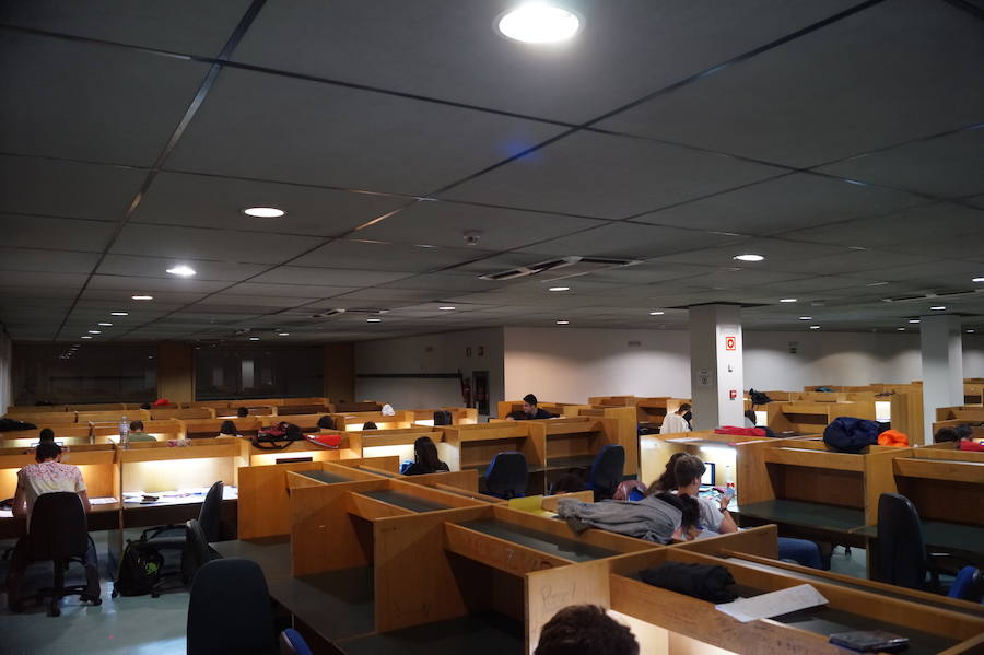 Más de 50 estudiantes secundaron el encierro nocturno en el Paraninfo de la UC