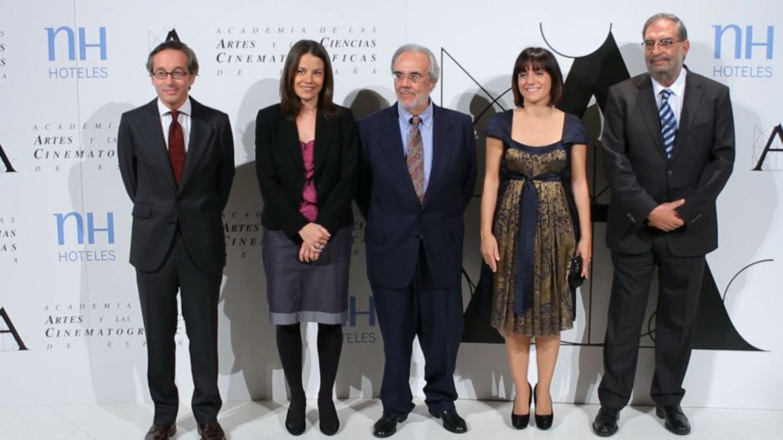 2012. José María Lassalle, secretario de Estado de cultura; la directora general del Instituto de Cinematografía y de las Artes Audiovisuales (ICAA), Susana de la Sierra ; Manuel Gutiérrez Aragón; la  vicepresidenta de la Academia de Cine, Judith Collel; y Enrique González Macho, presidente de la Academia de Cine, durante un acto celebrado en  la Academia del Cine en Madrid.