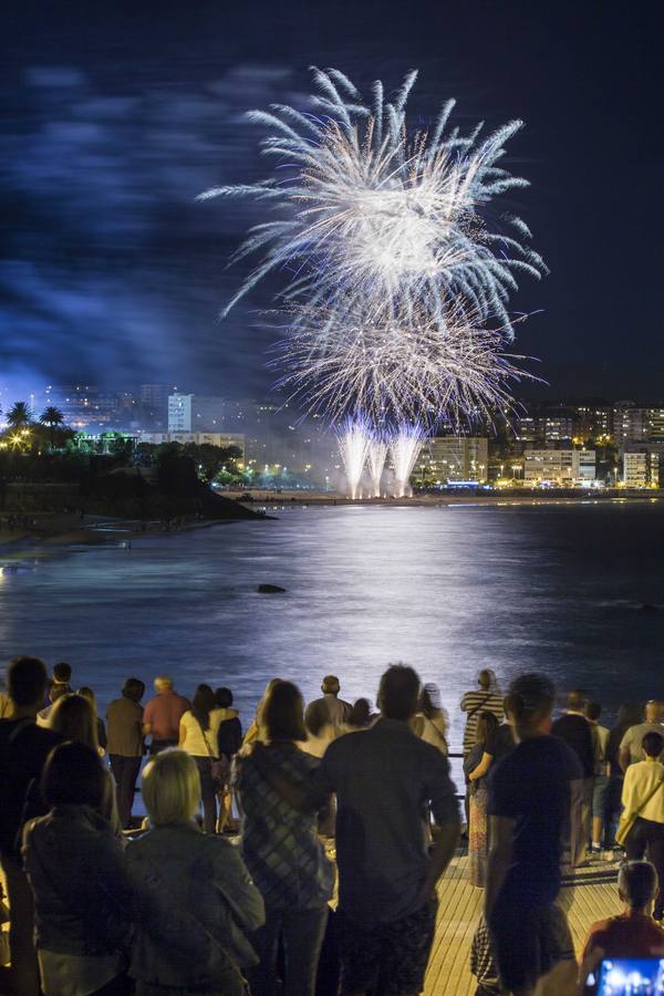 Fuegos artificiales en El Sardinero por las fiestas de Santiago