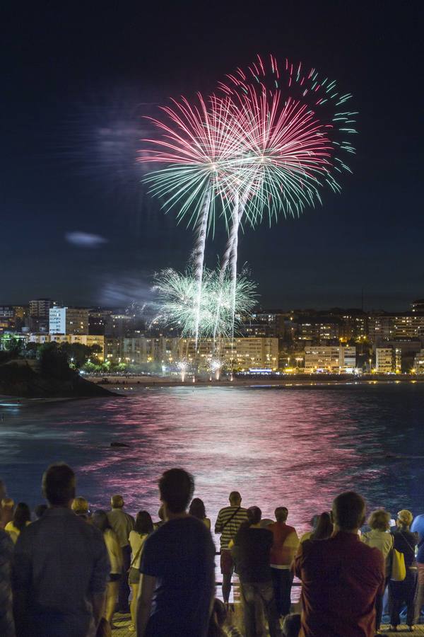 Fuegos artificiales en El Sardinero por las fiestas de Santiago