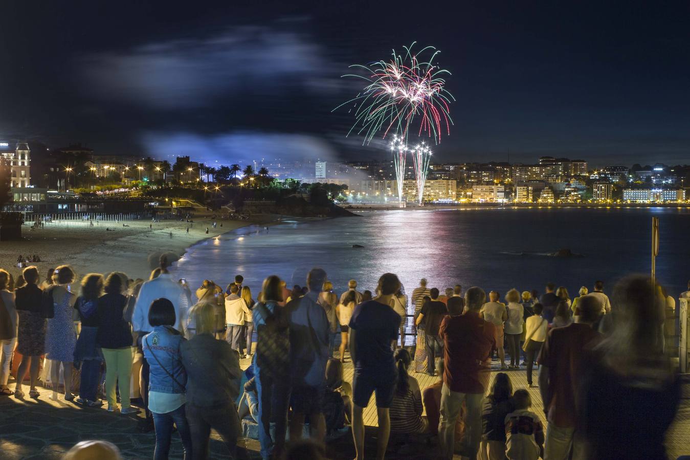 Fuegos artificiales en El Sardinero por las fiestas de Santiago