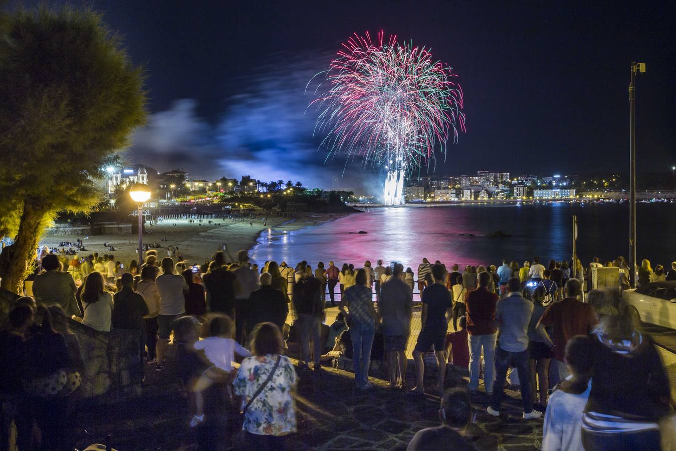Fuegos artificiales en El Sardinero por las fiestas de Santiago