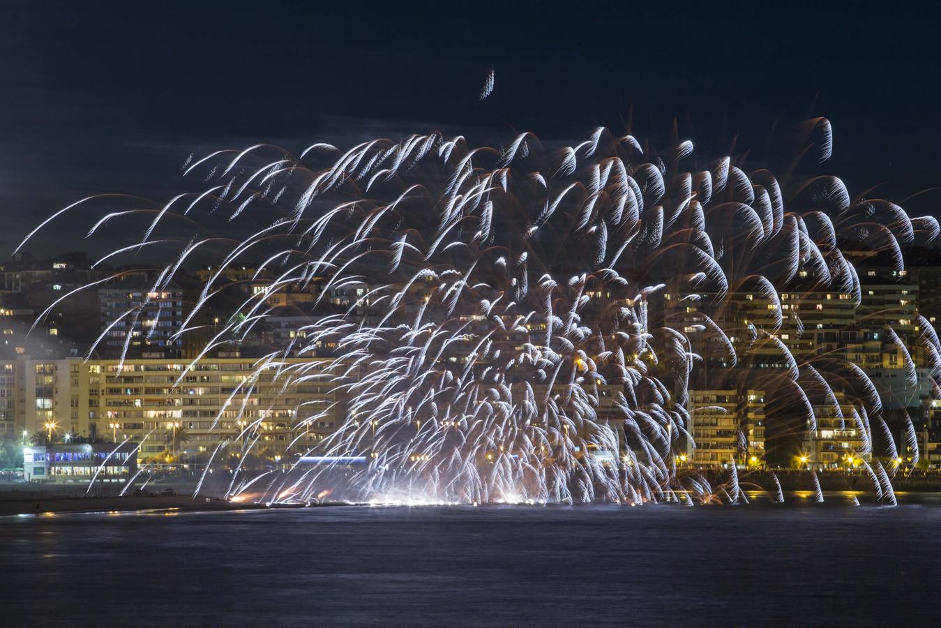 Fuegos artificiales en El Sardinero por las fiestas de Santiago