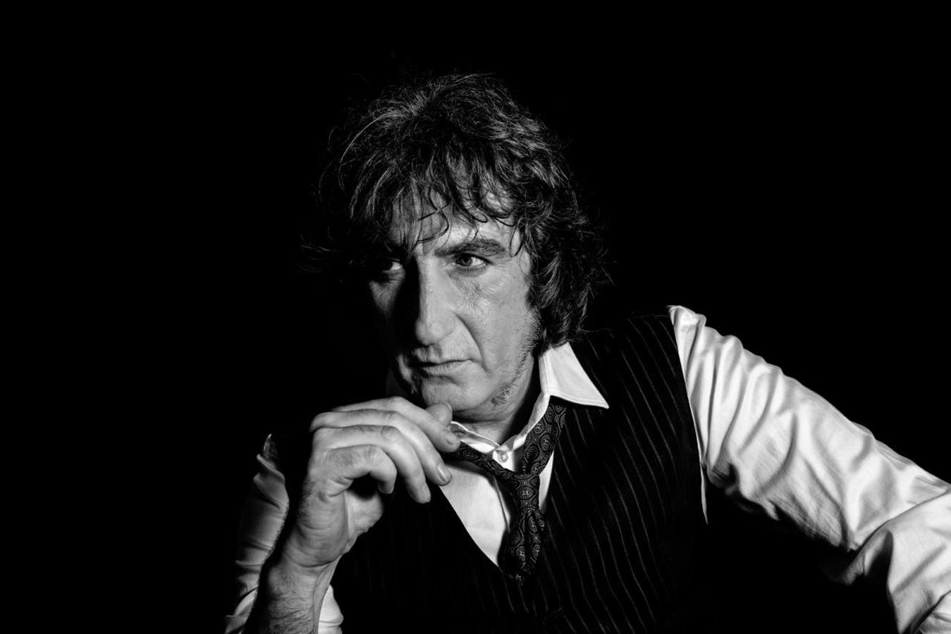 El nombre y la guitarra rockera de Andrés Herrera "Pájaro" han sonado siempre acompañando a otros grandes músicos como Raimundo Amador, Pata Negra, Kiko Veneno o Silvio Fernández Melgarejo. La gira de Santa Leone (su anterior trabajo de estudio) le llevó a dar más de cien conciertos, actuando en los principales festivales nacionales, así como a ser el grupo invitado de Bob Dylan en su última gira, que no es baladí. Ahora vuelve al ruedo con He matado al ángel (Happy Place Records, 2016), que ve la luz tras el éxito y las excelentes críticas de su anterior trabajo. 
