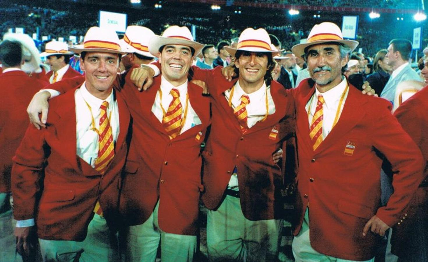 Atlanta, 1996 y Sidney, 2000. Alberto Urdiales (2º izda), medalla de bronce en balonmano.