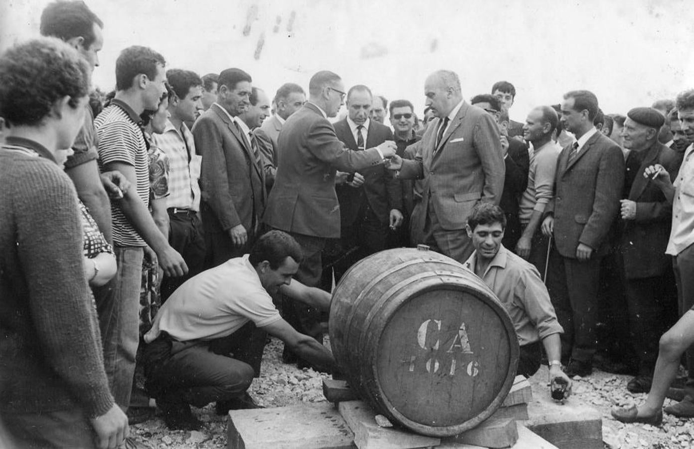 Durante la inauguración un bodeguero donó una barrica de vino.