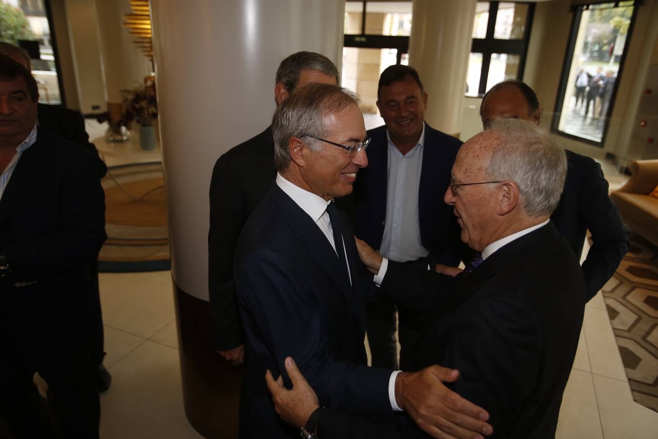 Pizarro saluda antes del Foro al presidente de Viesgo, Miguel Antoñanzas