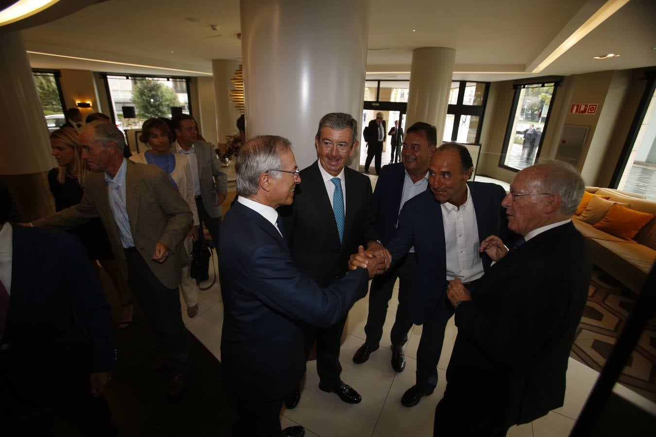 Antoñanzas e Ignacio Diego, presidente del PP cántabro, con Luis Revenga en el hall del Bahía