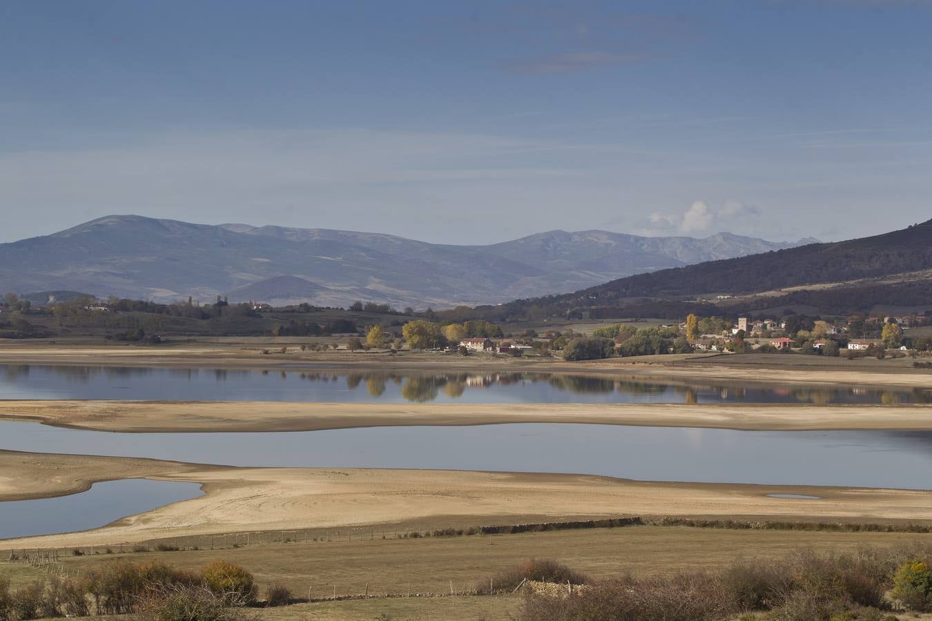 El Pantano del Ebro se encuentra ya en el tercer nivel más bajo de los diez últimos años
