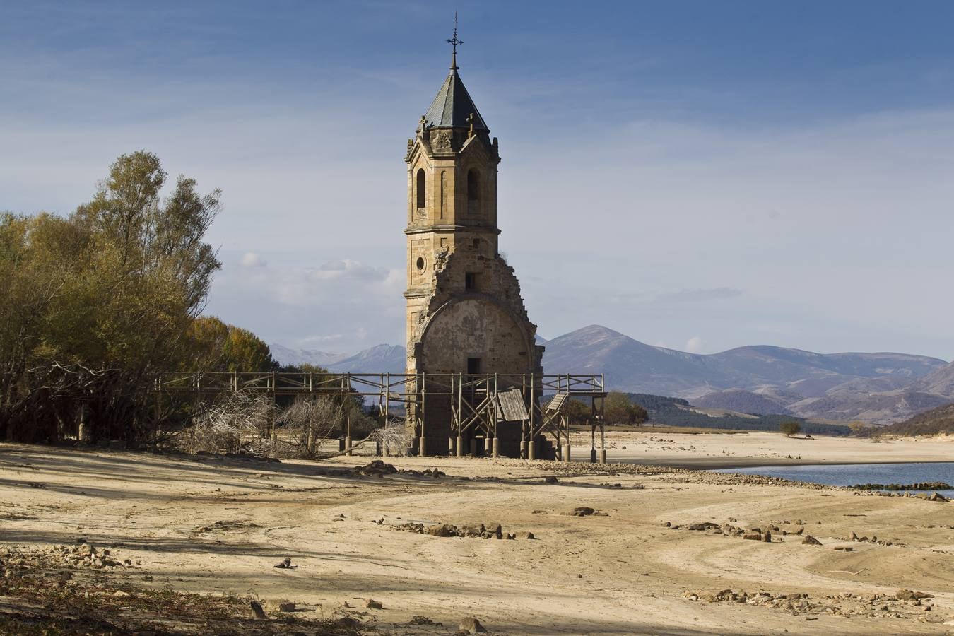 El Pantano del Ebro se encuentra ya en el tercer nivel más bajo de los diez últimos años
