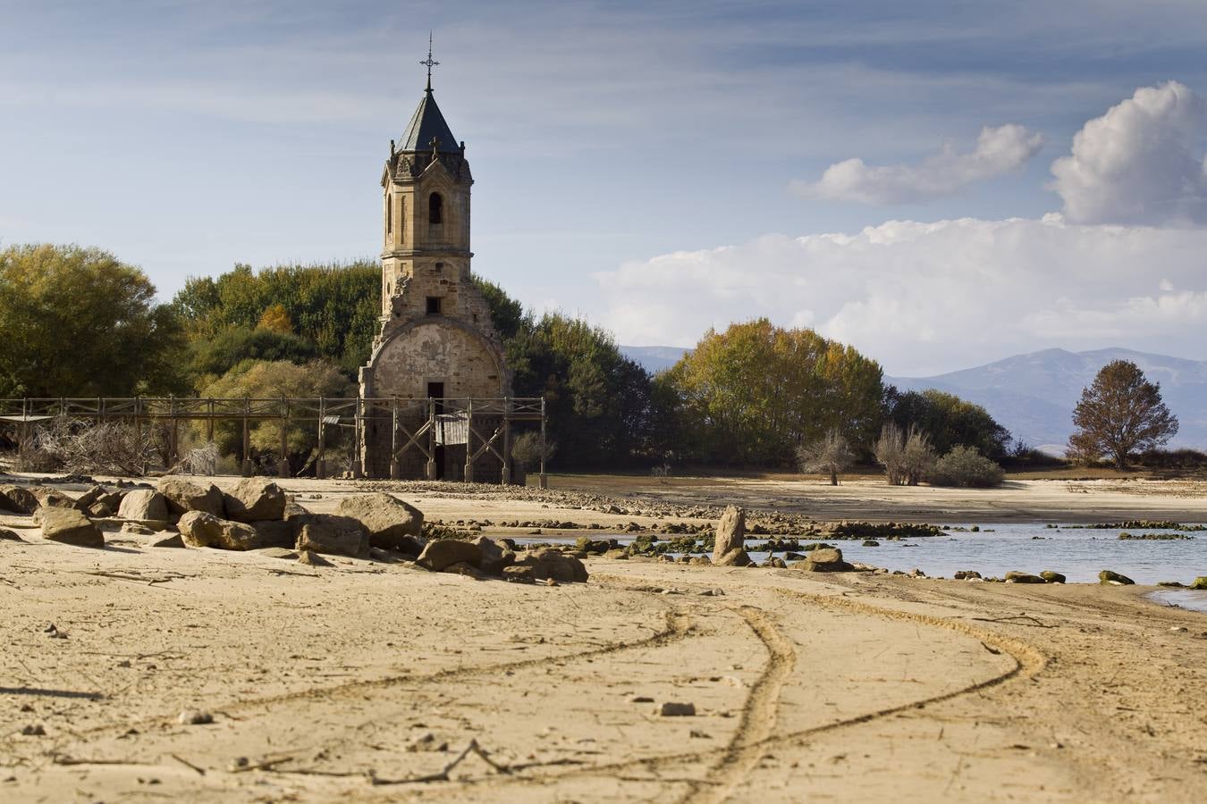 El Pantano del Ebro se encuentra ya en el tercer nivel más bajo de los diez últimos años