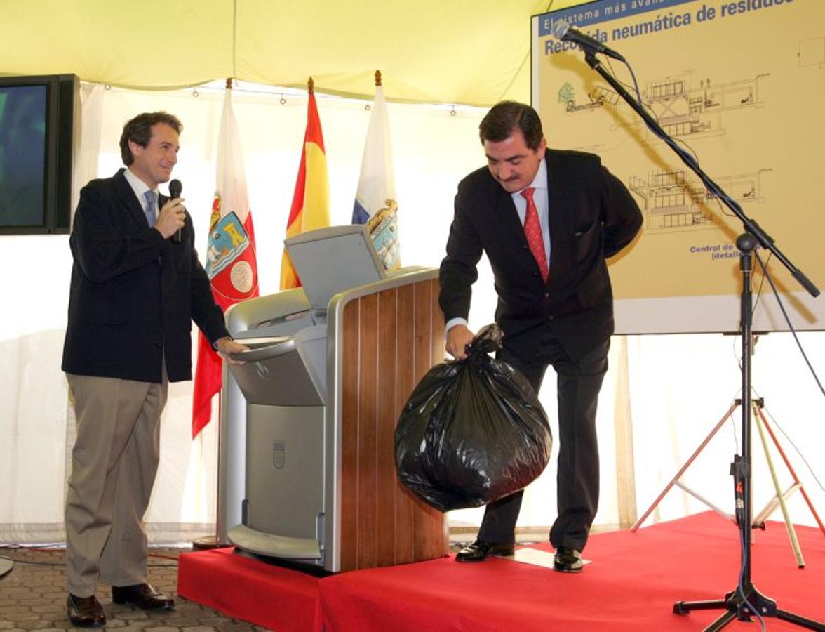 2006. El alcalde Gonzalo Piñiero y el concejal de Medio Ambiente, Agua y Playas, Íñigo de la Serna, hacen una demostración del funcionamiento de la recogida neumática de resíduos de Castilla-Hermida durante el acto de colocación de la primera piedra.