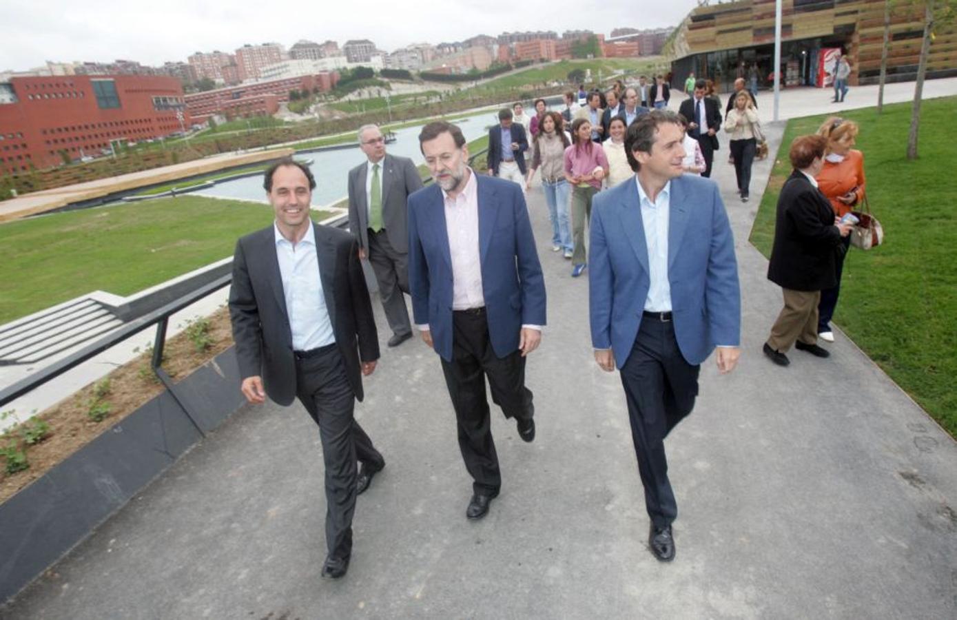 2007. El presidente Mariano Rajoy recorre el parque de Las Llamas acompañado por los candidatos del PP, Íñigo de la Serna, a la alcaldía de Santander; e Ignacio Diego, a la presidencia regional.