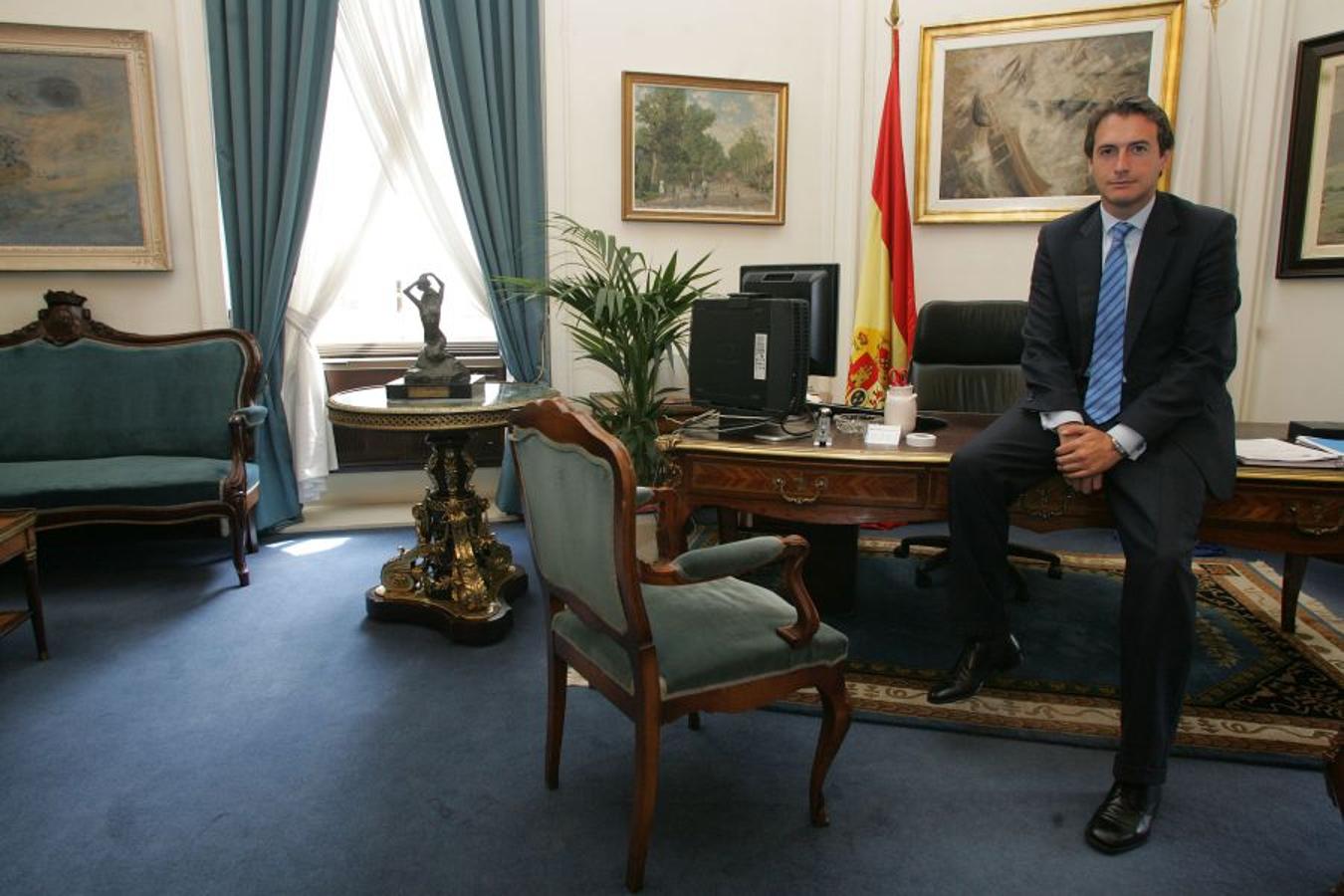 2007. Íñigo de la Serna en su despacho del Ayuntamiento de Santander.
