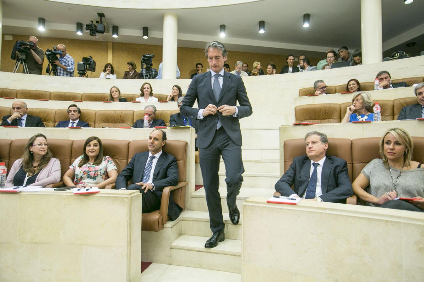En 2015, Íñigo de la Serna jura el cargo de diputado del Parlamento de Cantabria