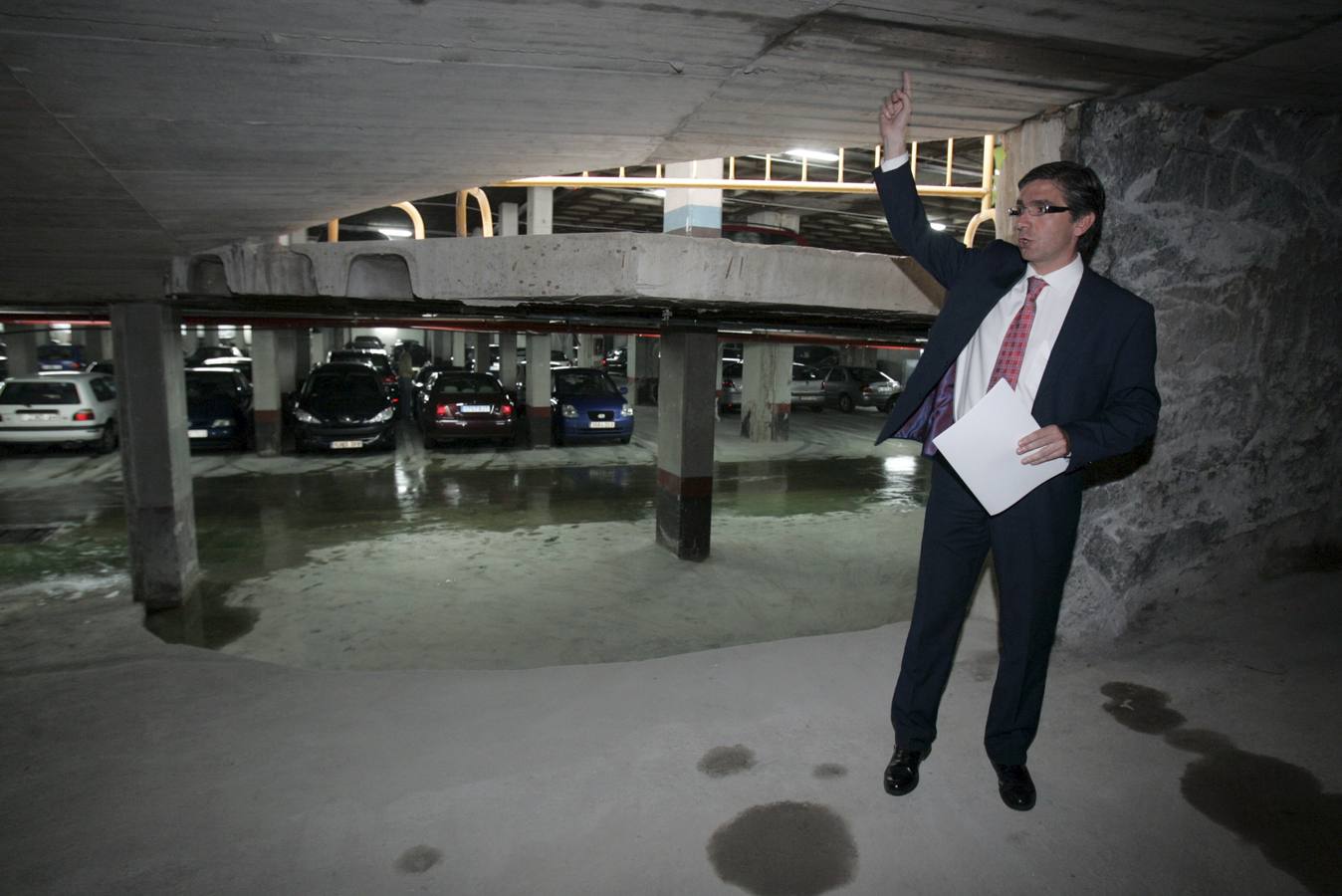 2009. El concejal César Díaz en el aparcamiento del Ayuntamiento.