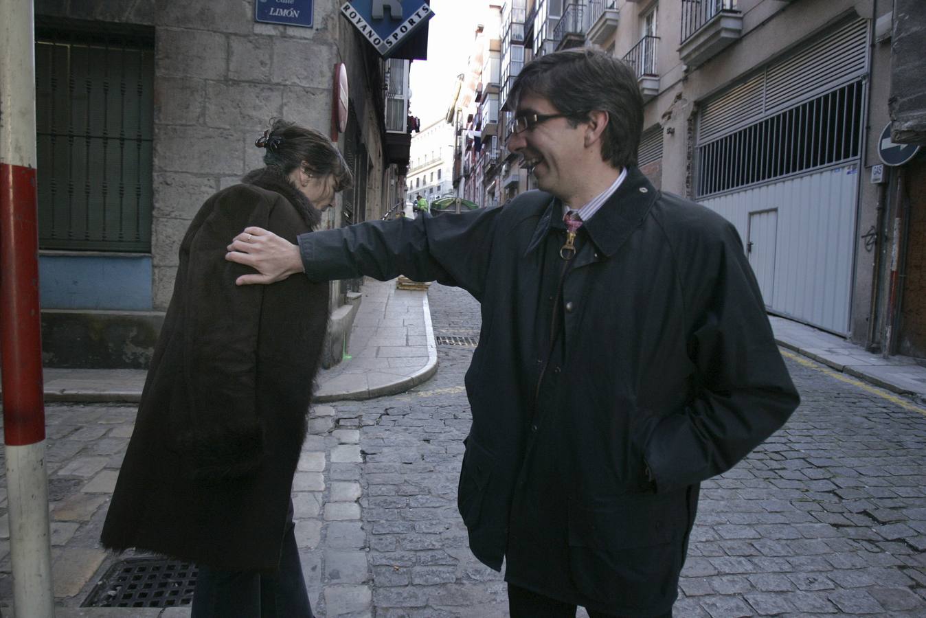 2009. El concejal César Díaz saluda a una vecina durante una visita al Cabildo de Arriba.