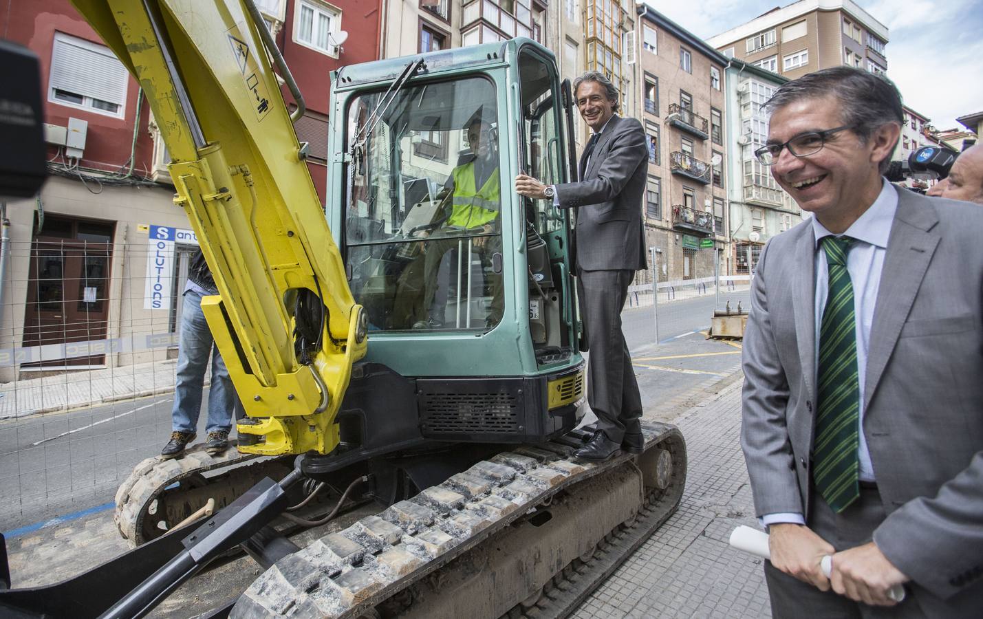 2014. El alcalde Íñigo de la Serna (i) y el concejal César Díaz durante el inicio de las obras de renovación de la Cuesta de la Atalaya.