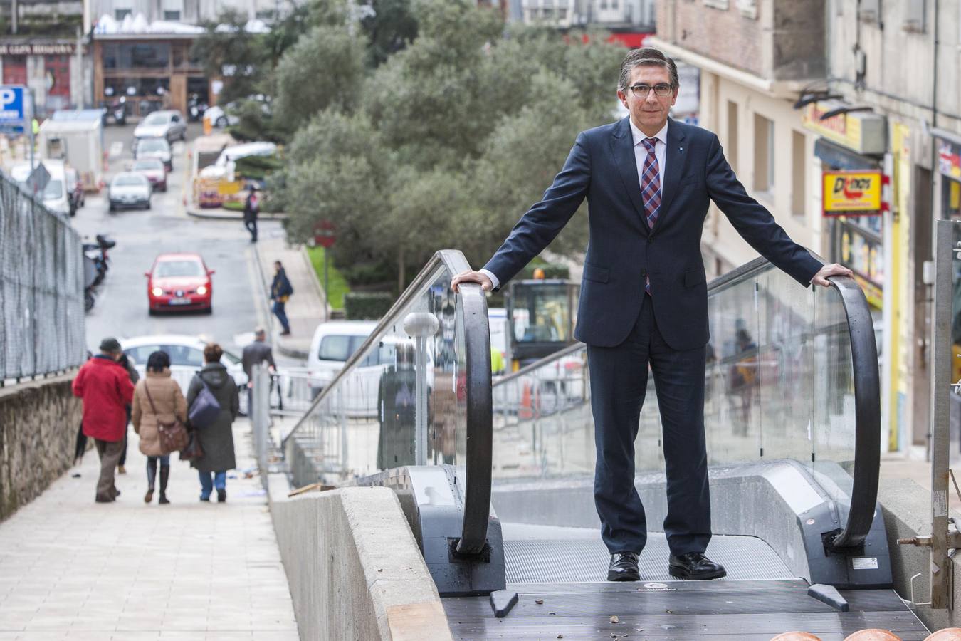 2014. El concejal de Infraestructuras, César Díaz, posa en las recién construidas rampas mecánicas.