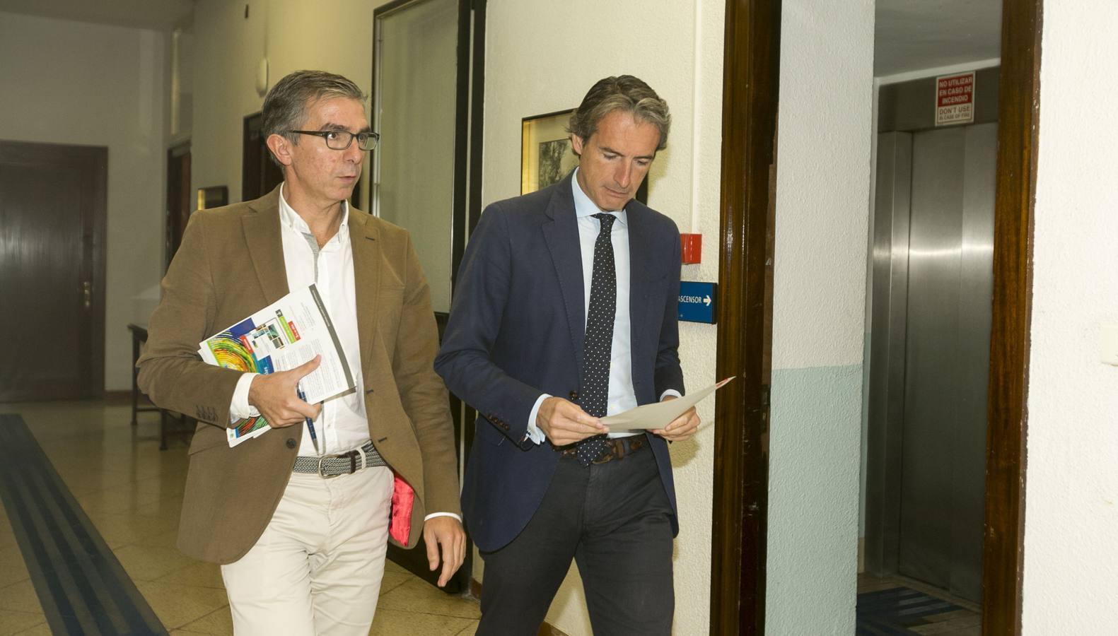 En octubre de 2016, César Díaz, concejal de Infraestructuras, y el alcalde de Santander, se dirigen a la rueda de prensa para tratar sobre la posible anulación del PGOU por el Tribunal Supremo.