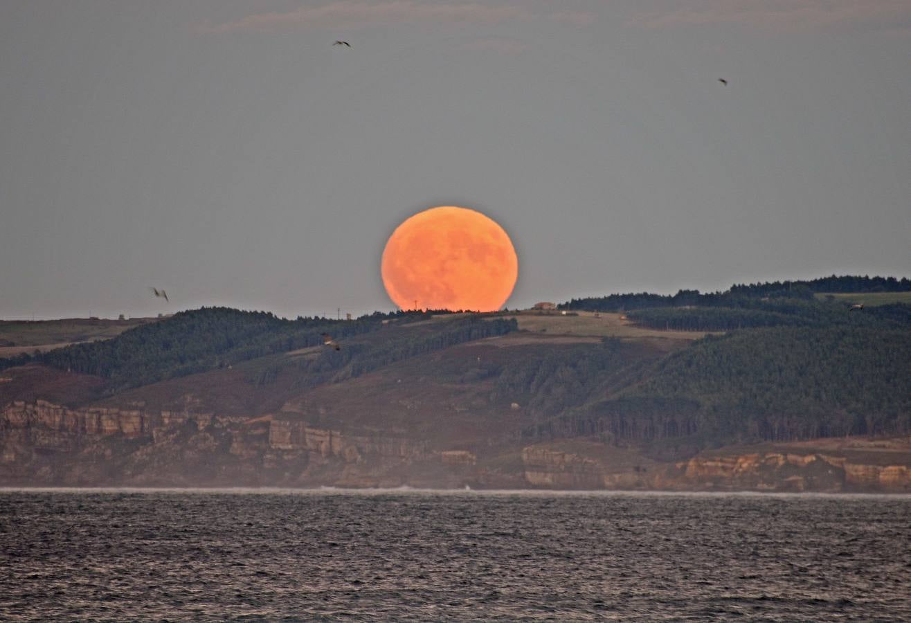 La luna llena asoma sobre el abra de El Sardinero