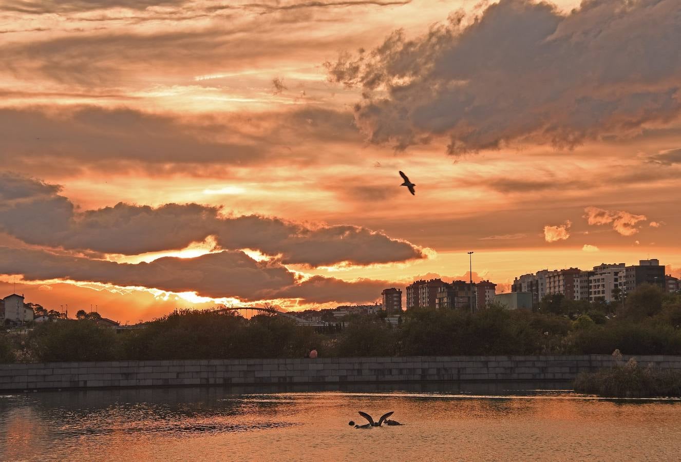 El sol enciende las nubes en una imagen tomada desde el Parque de Las Llamas