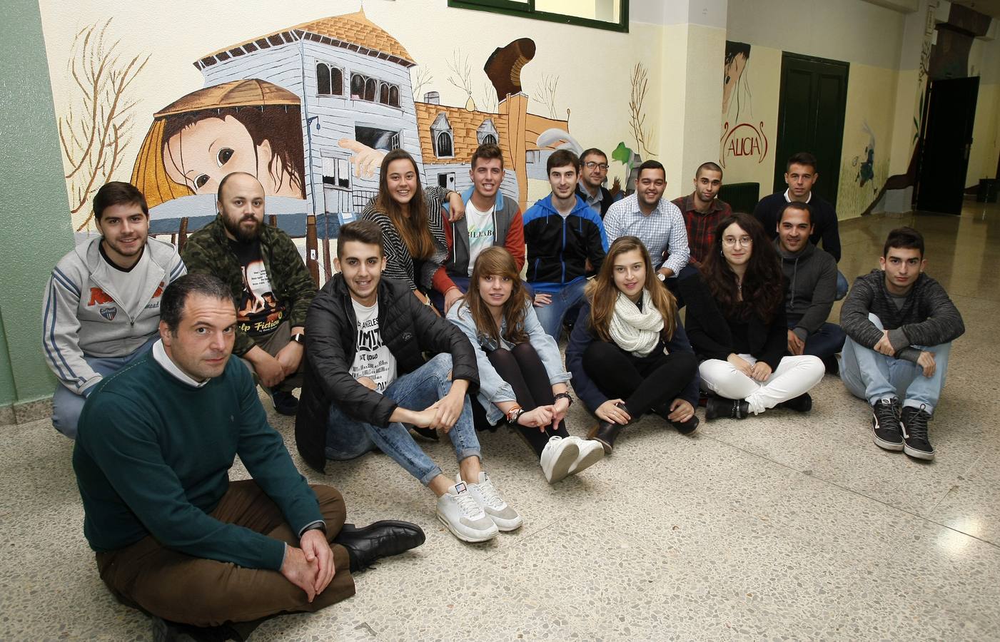 Besaya. El director del centro,Ricardo Pastor, y el profesor Mario Wünsch, acompañados de los alumnos José Carlos Canela Soto, Daniel Antonio Jiménez Galván, Eduardo Colino Aguilar, Ismael Mimoso Antón, Raquel Díez Solares, Roberto González Ventosa, Isabel Fallanza Herrera, Sara González Revuelta, Saray González González, Saúl Ruiz Barroso, Yolanda Nuñez Ruiz, Hugo Pérez Cortavitarte, Jorge San Juan Ruiz, José Carlos Canela Soto, Pedro Benito Llanillo y Sergio Tresgallo Gallo.
