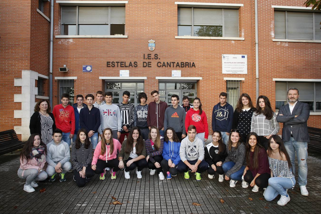 Estelas de Cantabria. Alberto Luna y Carolina Serrat, profesores del centro, junto a los estudiantes Ana Ceballos Cuevas, Cristina Andrea Miu, Emma Martín Terán, Maria Fernández González, Rebeca Tezanos Lombilla, Jagoba Abrisketa Cuesta, Paula Fernández Alonso, Rubén Fernández Alonso, Saioa Aguirre Polanco, Elisa Antón Parra, Lucía González Sobrado, María Vega Argüeso, Miranda Castillo Díaz, Sara Gutiérrez Terán, Sara Abad Fuentes, Adrián Fernández Polanco, Borja Ortiz Ceballos, Esteban Martín Gómez, Sebastián Opitz Ramos, Carlos Pedrosa Nicolau, Ionut Cosmin Ifrosa, Mario González Kendrik, Miguel Pedrosa Ceballos y Óscar Gómez Sánchez.