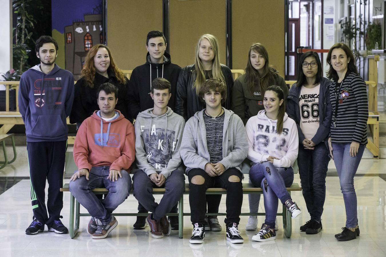 La Albericia. Adriana González, profesora del centro y tutora del programa, junto a los alumnos participantes Candela Obregón Salazar, Geraldine Ñañez Campos, José Acereda Hormigo, Pedro Manuel Serrera Ortiz, Verónica Ortiz Campani, Andrés Lorenzo Campos, Carlos García Moratinos, Karolina Piskorska, Noelia Blanco Castanedo y Rubén Gómez Díaz.
