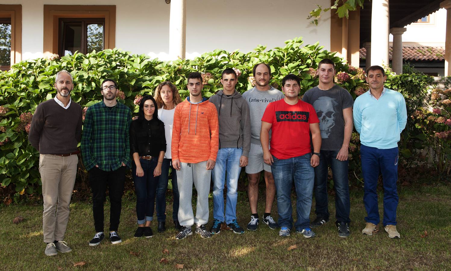 CIFP La Granja. Sergio Silva, director del centro, y la profesora Nuria de la Fuente, con los estudiantes Beatriz Sánchez Cruz, Iker Pérez Alonso, Jorge Penagos Ortiz, Santiago Rubio Ruiz, Iván Ruiz Fernández, Marcos Molina Saiz y Victor Cuesta López.