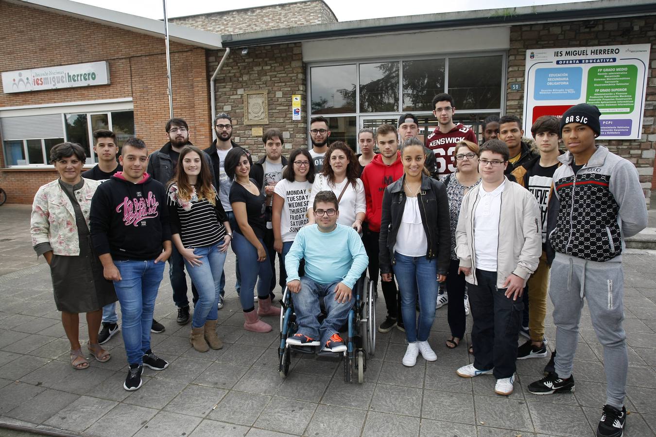 Miguel Herrero Pereda. La directora Paz Agudo, y el equipo docente Ludivina Abascal Moreno, Luis Alberto Gómez Velardelui y Marian Larrauri Zubieta, junto a los alumnos Fernando Galán Samperio, Gabriela Ramada Odriozola, Ilya Kornilov Sidorov, Jaime Fernández González, Raúl Lavín Martínez, Ismael Cabrero García, Itziar Díaz Osoro, Lucía Saiz González, Rober Bouzán González, Sara Cobo de Diego, Alba Quesada Ruiz, Alejandro Ruiz Miguel, Ángel Rubio Ruiz, David Gómez González, Paula Sal Saiz, Alexander Reyes Padilla, Arthur Adamyn, Cristopher Mejía Guzmán, Victor Manuel Valenzuela Bonilla, Aitor Salvador Díaz, Lyudmila Anokhina Shubina, Raúl Cagigas Senso, Tania Nuñez Estrada, Adrián Montes Peón, Álvaro García Saiz y Laura Martínez González