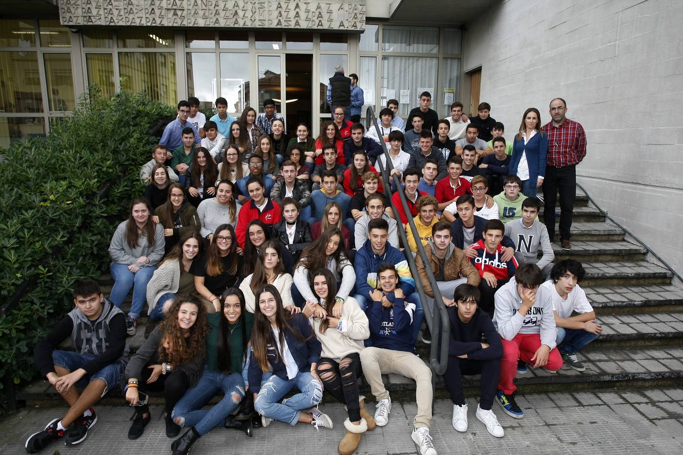 Nuestra Señora de La Paz. Los profesores Olga Gómez y José Miguel Eguren, con los alumnos Clara Olavarría Cueto, Gonzalo Sánchez Cobo, José Manuel Pérez Puente, Luis San Sebastián Sámano, Mario Pisano Martín, Claudia Díez Iglesias, Estela, Mercedes, Noelia Cantero García, Yarina Alonso, Elena Calderón Fernández, Erin Vidiella Martínez, Irati Peña Iglesias, Raquel González Revuelta, Teresa Renero San Miguel, Eduardo González Manuz, Juan Herrera Gutiérrez, Mario Gutiérrez Pérez, Pablo Mantilla Mata, Anatoio González González, David Fernández Martínez, José Calle Macho, Pablo Quintanilla Fernández, Sergio García Sánchez, Aida Mallavia Merino, Carla Padín Sáiz, Carmen Buendía Cimiano, Coral De La Guerra Cayón, Tomás Bárcena Lavín, Antonio Dosal Mallavia, Diego Sainz de Baranda Velar, Fidel Linares Tresgallo, Izan Arenal Ramón, Néstor González Iglesias, Cristina Revuelta Díaz, Inés González Ortiz, Laura Bolado López, Paula Sámano Sánchez, Aida Sainz Pozueta, Alicia Pelayo de Paz, Carmen García Sánchez, Laura Fernández Ortiz, Belén Niembro Rodríguez, Celia Álvaro Juanes, Celia Rodríguez Díaz, Clara Herrera Puente, Daniel Tausia Díaz, Denís Barreda Menéndez, Jesús Quintana Fernández, Luis Miguel Gutiérrez Ruiz, Andrea Barquín García, Carmen Zarrabeitia Salcedo, Claudia Crespo Gutiérrez, Natasia Castañeda García, Raquel Margotan Barquinero, Aida González Corral, Lucía Sánchez Díez y Miguel Crespo Visea.