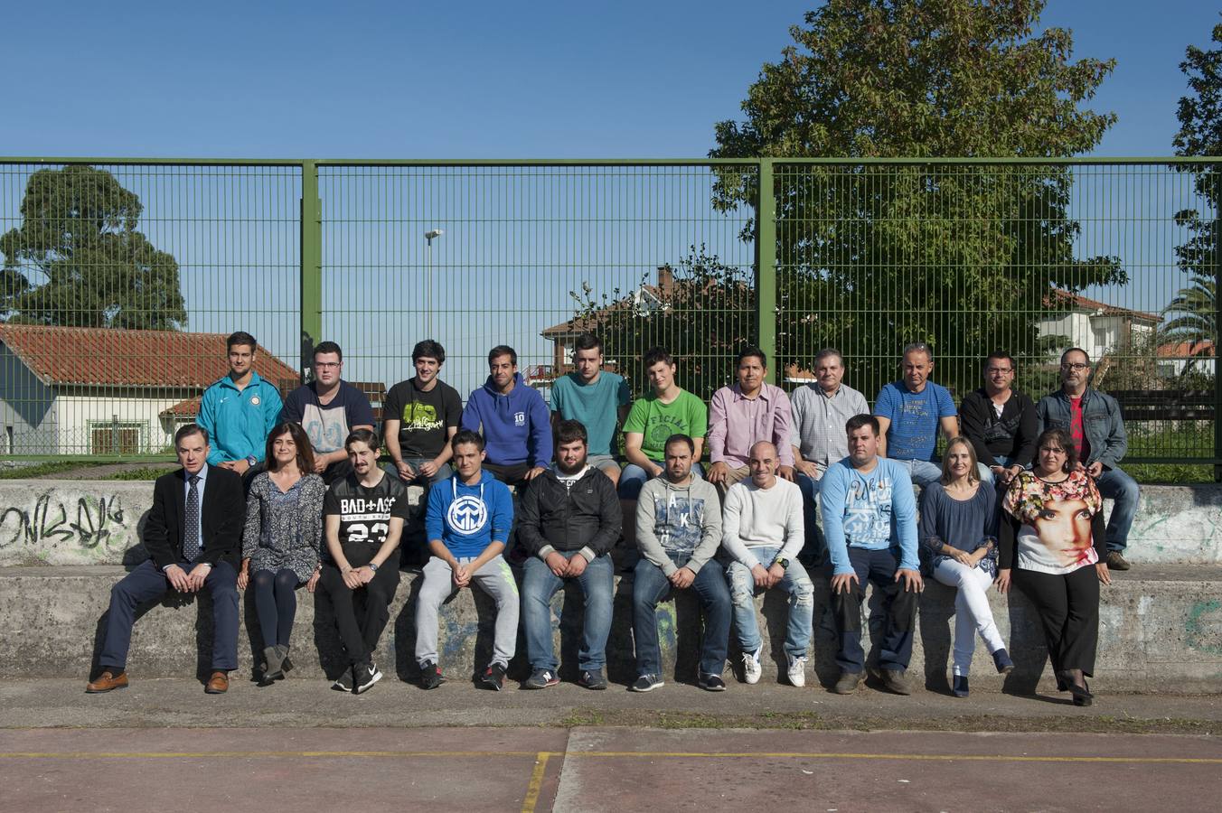 Nuestra Señora de Los Remedios. El director Manuel Hoz, junto al equipo docente Mª Asunción Ruiz, Ana Esther Cruz y Laura Marañón, con los alumnos Alejandro Ceballos Rivas, Francisco Lavín Palacio, José Carlos Bolado Ocejo, Sergio García Gutiérrez, Ángel Rueda de las Fuentes, David Arce Salas, Manuel Prada Cagigas, Miguel Barrenechea Alfonso, Rodrigo Higuera Gómez, Solano Alonso Israel, Aarón Uberti Muñoz, Carlos Ruiz López, Edwin Mormontoy Laveriano, Hugo Tazón Gutiérrez, José Luis Bezanilla Guardo, Jon Ander Zabala García, José Antonio Eguiluz Sagardi, Luis Eduardo Herrera Cabrera, Raúl Agudo García, Álvaro González Senties, José Gómez Peón, Miguel Leonor Ibáñez, Prudencio Castanedo López y Roberto Curiel Aparicio