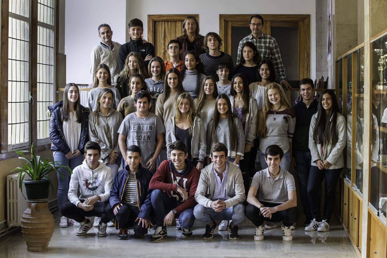 Sagrado Corazón Esclavas. Mercedes Vierna, directora del colegio, con los profesores Juan Antonio Sainz y Víctor López, acompañando a los alumnos Ainhoa García Arenas, Cecilia Gutiérrez Castañeda, Eliezer Gutiérrez Díaz, María del Alba Gutiérrez Díaz, Patricia de la Fuente Fernández, Patricia de Torres Coll, Paula Fernández de la Puente, Teresa Guijarro Sánchez, Marta Arce Bernard, Paula Baines Reges, Paula de Carlos Lassalle, Pilar Correa Bustamante, Eduardo Entrecanales Cuenca, Gabriela Franco Cortés del Valle, Joustin Cepeda Palacios, María Toraya García, Nicolás Fresno Navarro, Carlota Dominica del Álamo Crespo, Eduardo Lastra Francés, Gabriela Berzosa Catalina, Javier Fuente Calleja, Belén Laita Pomar, Íñigo Campos Salcines, Irene Abascal González, Jaime Castellanos Campos, Daniel González Martín, Pablo Toca Berdejo, Pedro Huerta Cicero y Juanan Sainz-Maza Abascal