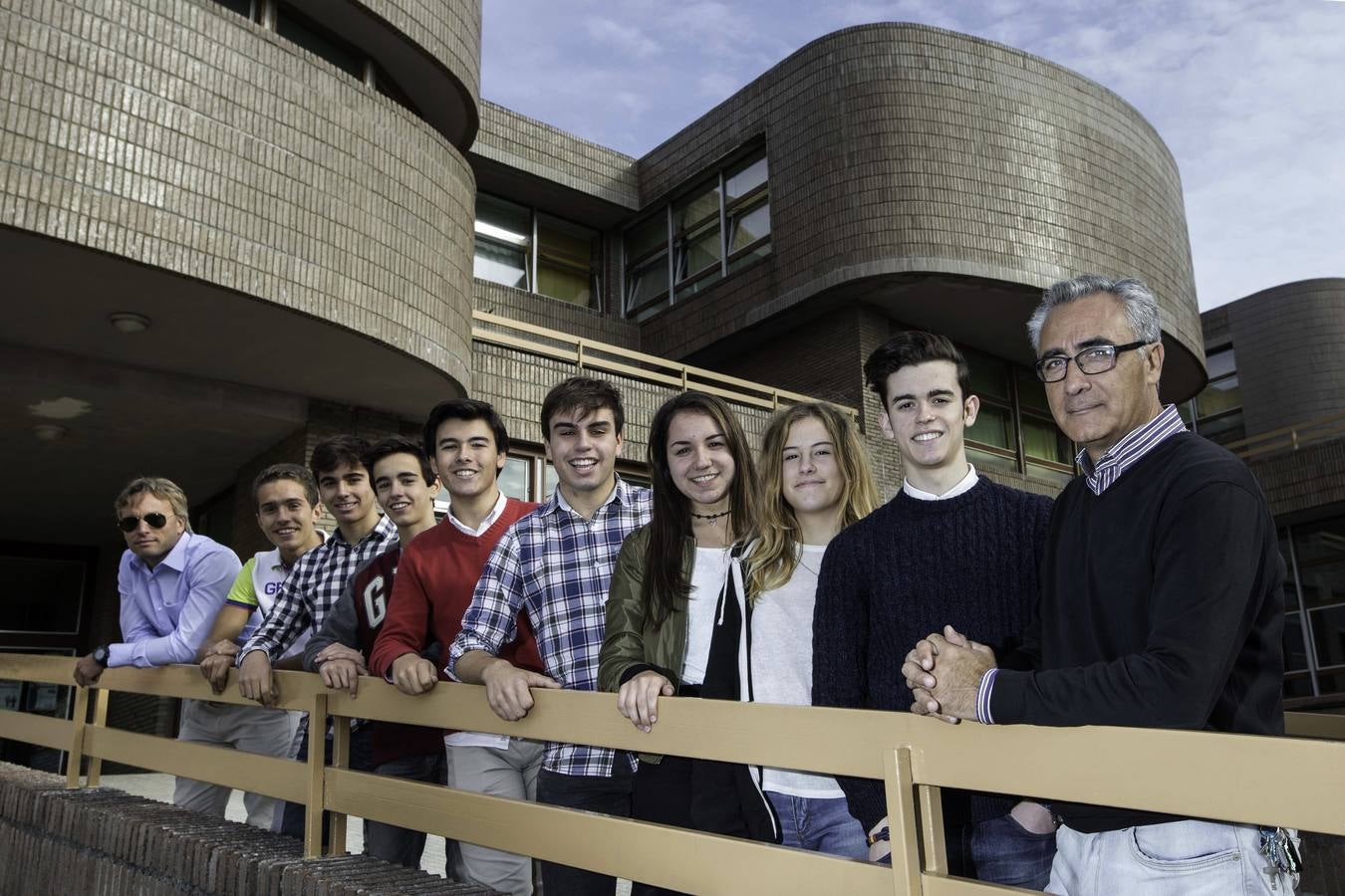 San Agustín. El director del centro, Enrique Martín, y Rafael Ortiz, profesor y tutor del programa, junto a los estudiantes Ángela Ortiz Martínez, Carlos Isla Martínez, Gema Gutiérrez Duque, Manuel Vila Torre, Pablo Fernández Aragoncillo, Pablo Girón Barruso, Juan Antonio Díez-Aja Añibarro y Luis López-Rendo Laibarra.