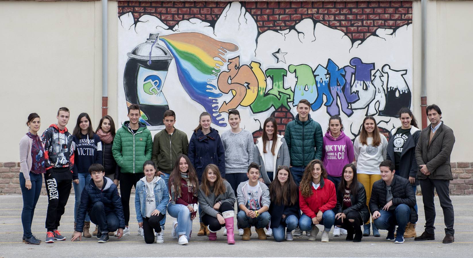 San José-Niño Jesús. Luis Alberto Ramos, director del colegio, y Myriam Cuesta, profesora, con los alumnos Andrea Puente Pérez, Isabel González González, María García Blanco, María del Vigo Valiente, Tania Puente Fernández, Alba Vázquez Sainz, Andrea Lázaro Fernández, Arantxa González, Urcelay, Irene Rial Portela, Andrea Rodríguez, Carlota Tejido, Elena González, Laura Argüeso, Alfonso Gregorio González, Álvaro Castro Martín, David Gutiérrez Ruiz, Javier Díez Revilla, Pedro Díez Mantilla, Alonso Vicario Armada, David Mateo Delgado Aguirre, Samuel Cabeza Martínez y Santos Fernández Zamanillo.