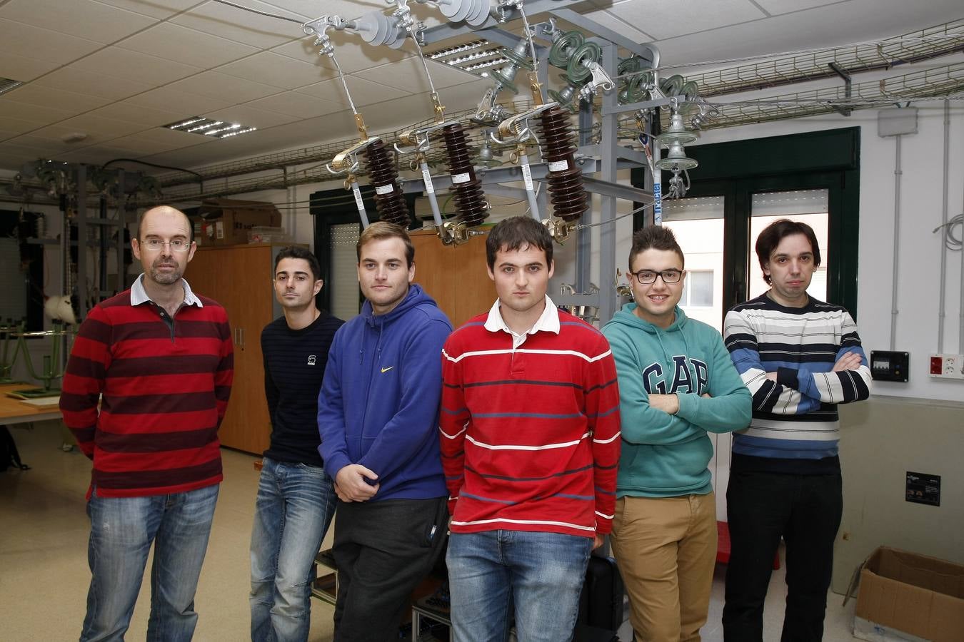 Santa Cruz. Ricardo Gómez, director del centro educativo, y Jesús Negueruela, profesor y tutor del programa, con los alumnos David Benito Durán, Francisco Cano Crespo, Javier Argumosa Villar, Manuel Cotero Renero y Roberto Puente Gómez