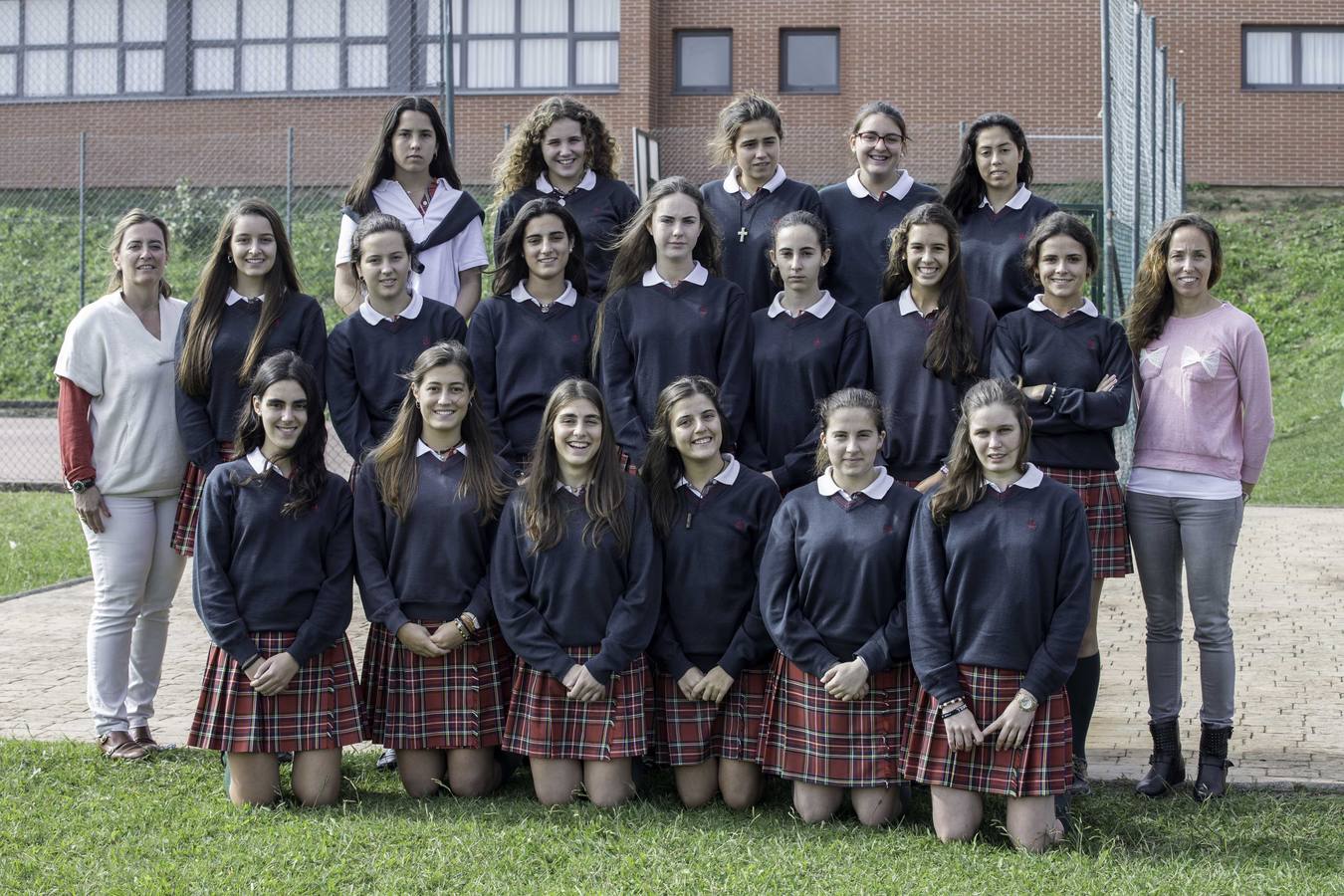 Torrevelo-Peñalabra. La profesoras del centro  Natalia Rodríguez-Miñón Ferrán y Noemí Barral, con las alumnas Elena del Moral Sánchez, Laura López Fernández, Mariana Sánchez Pego García, Paloma Zamora Correa, Elena de las Matas Iglesias, Malena Amat Gutiérrez, María Villa Valentín Fernández, Sandra Martínez de Paz, Sofía Sunyer Paternina, Ángela Fernández Cabrero, Gabriela Ruíz García, Lara Fuentes Corral, María González-Echegaray Navarro, Rocío Diego Cantero, Carmen Collantes Alaez, Lucía Gutiérrez Iglesias, María González Bedoya, Miranda Alonso de la hoz y Sonsoles Arvilla Maldonado