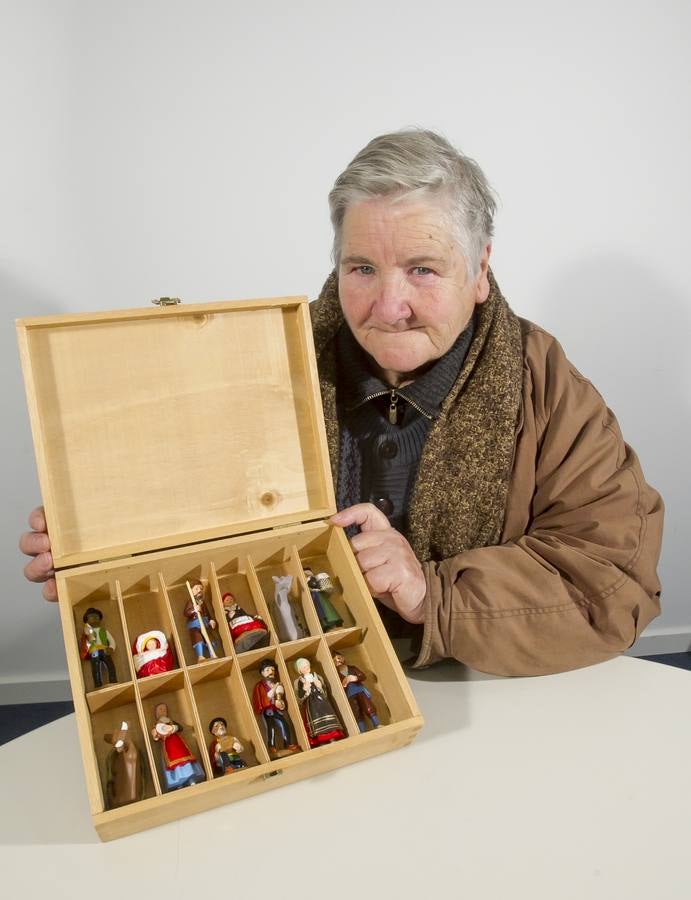 La secretaria de la Asociación Belenista de Cantabria, con la figuras del Belén pasiego.