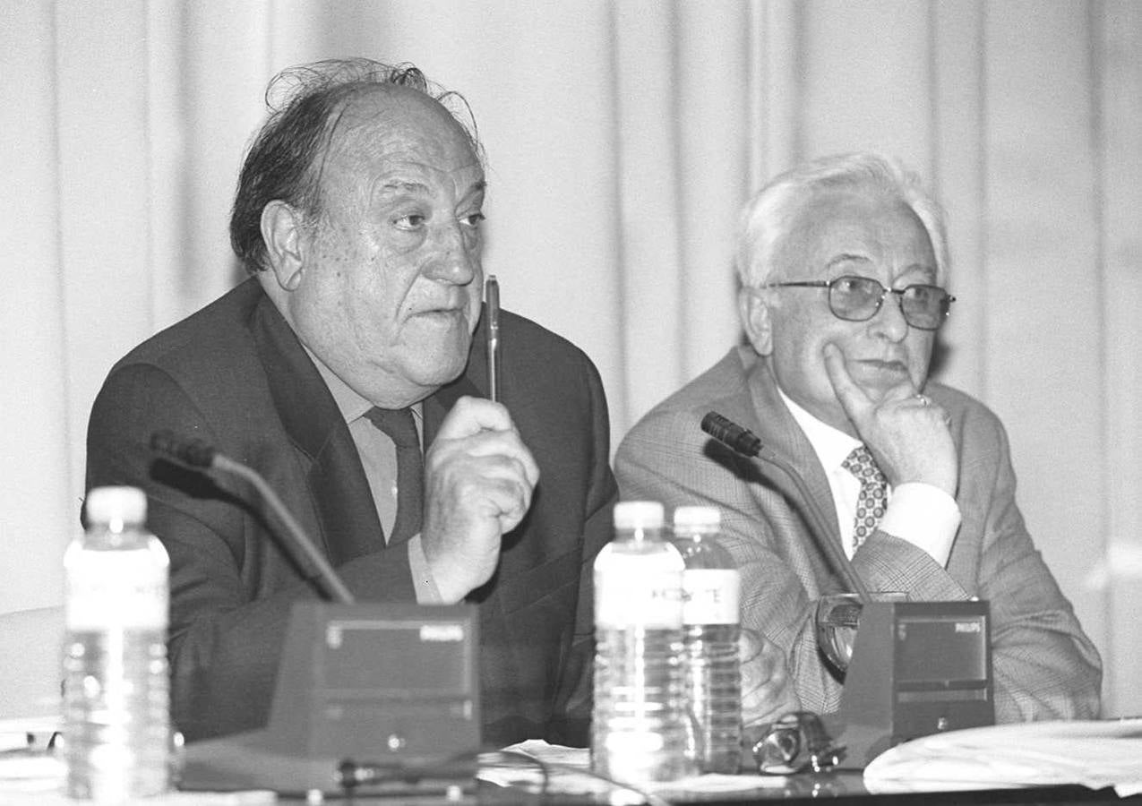 1998. En los Martes Literarios, junto al escritor Javier Tomeo.