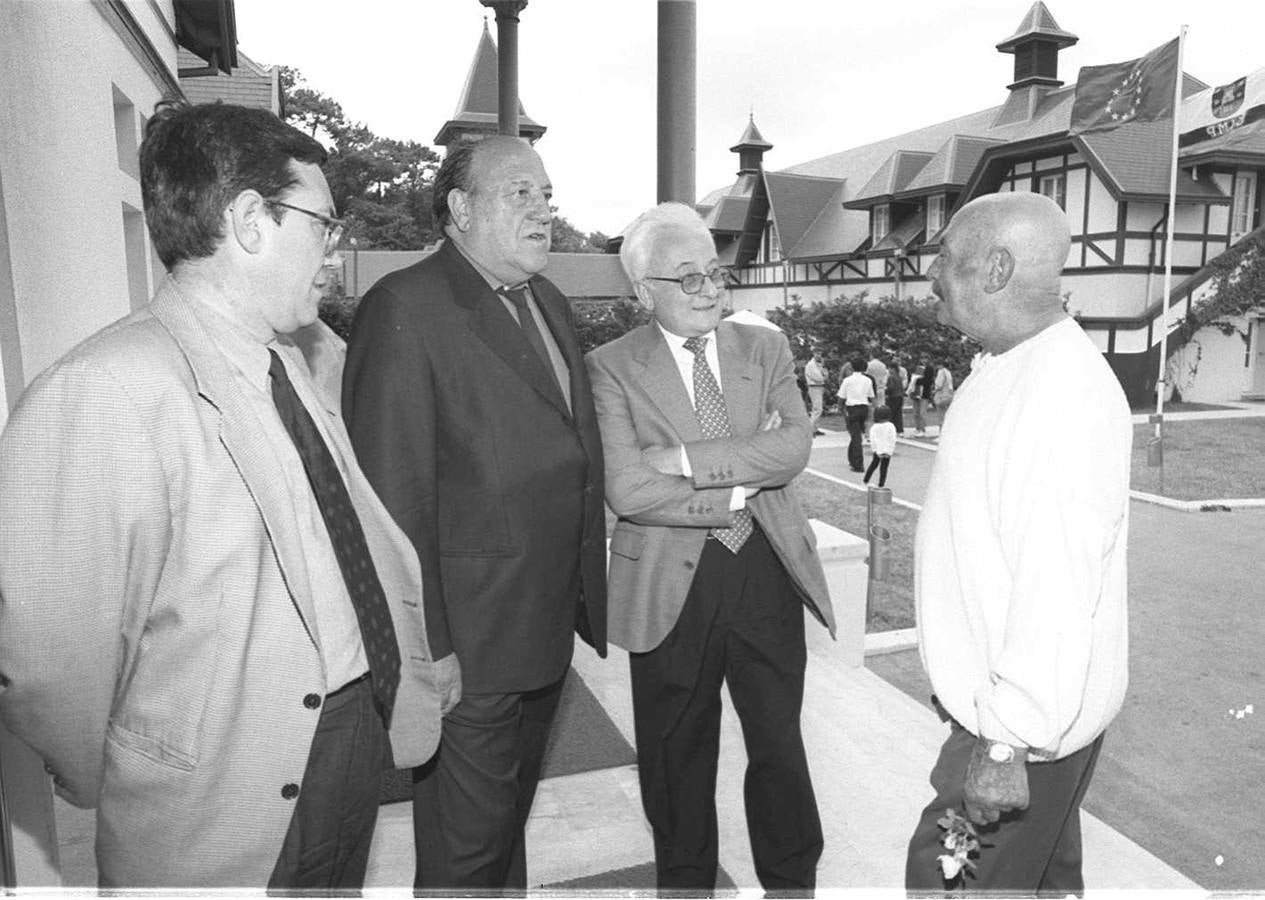 1998. El escritor, Javier Tomeo , junto a Carlos Galán y el poeta José Hierro, en La Magdalena